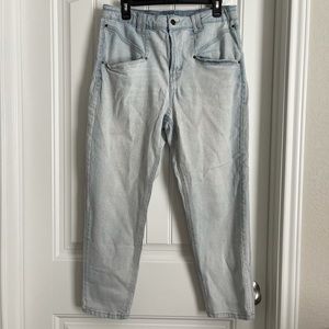 High waist Mom Jeans.